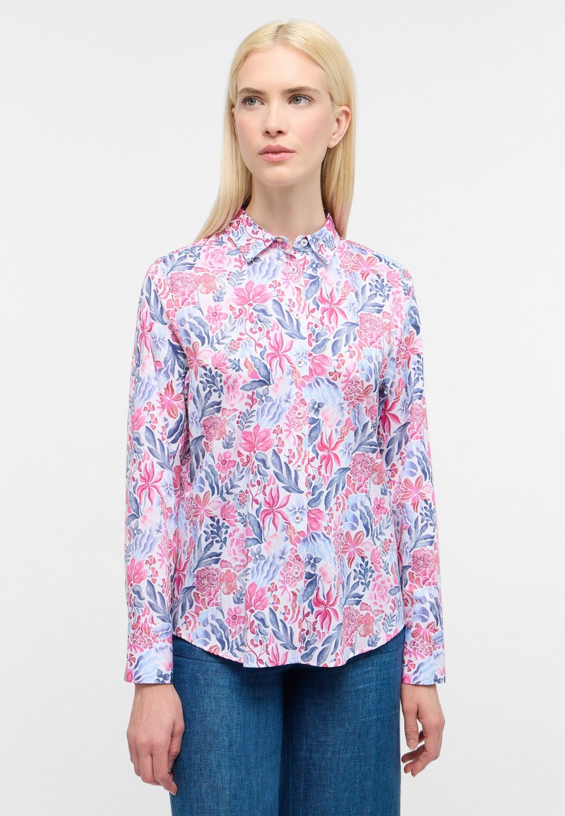 Camicia a maniche lunghe con bottoni, floreale nei toni del rosa pastello, blu e bianco, caratterizzata da un orlo curvo e un tessuto morbido e texturizzato.