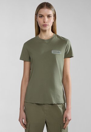 T-shirt en coton vert olive avec un col ras du cou, des manches courtes et une pièce rectangulaire avec le logo sur la poitrine. Texture lisse.