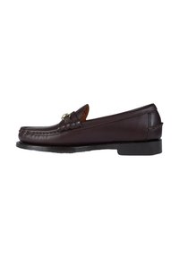 Donkere bruine leren loafers met een ronde neus, decoratieve stiksels en een kleine hak. Heeft een goudkleurig metalen accent aan de voorkant.