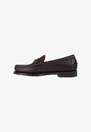 Donkere bruine leren loafers met een ronde neus, decoratieve stiksels en een kleine hak. Heeft een goudkleurig metalen accent aan de voorkant.