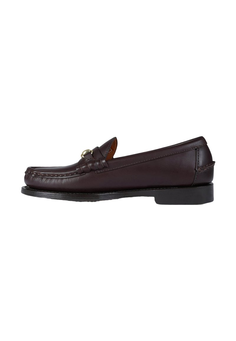 Donkere bruine leren loafers met een ronde neus, decoratieve stiksels en een kleine hak. Heeft een goudkleurig metalen accent aan de voorkant.