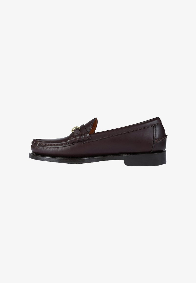 Donkere bruine leren loafers met een ronde neus, decoratieve stiksels en een kleine hak. Heeft een goudkleurig metalen accent aan de voorkant.