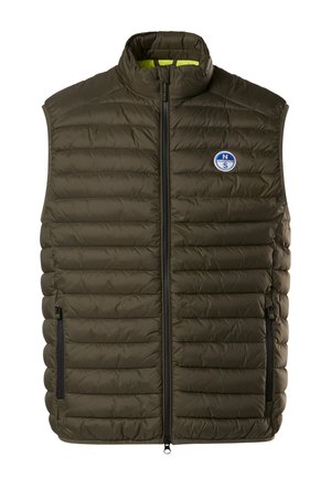 Gilet rembourré vert olive avec un col haut, design matelassé horizontal, deux poches latérales zippées et un logo circulaire sur la poitrine.