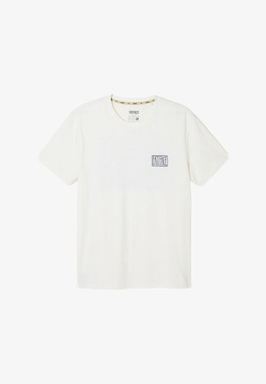 Kermanvärinen puuvillainen T-paita, jossa on pyöreä pääntie, lyhyet hihat ja vasemmassa rinnassa suorakaiteenmuotoinen "FATFACE"-logo.