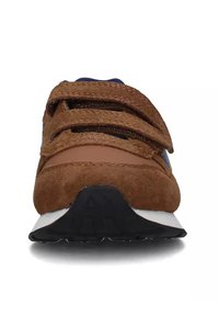 Sneaker in suede marrone con accenti blu, dotato di punta rotonda, fascette in Velcro e suola in gomma nera per aderenza e stabilità.