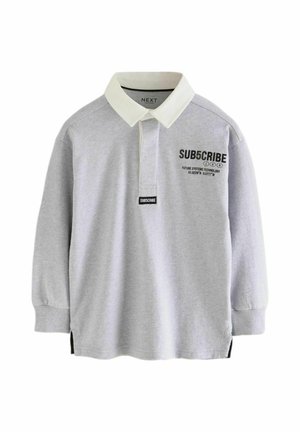 Polo grigio a maniche lunghe con colletto bianco, caratterizzato da testo e logo neri sul lato sinistro del petto, polsini a costine e spacchi laterali.