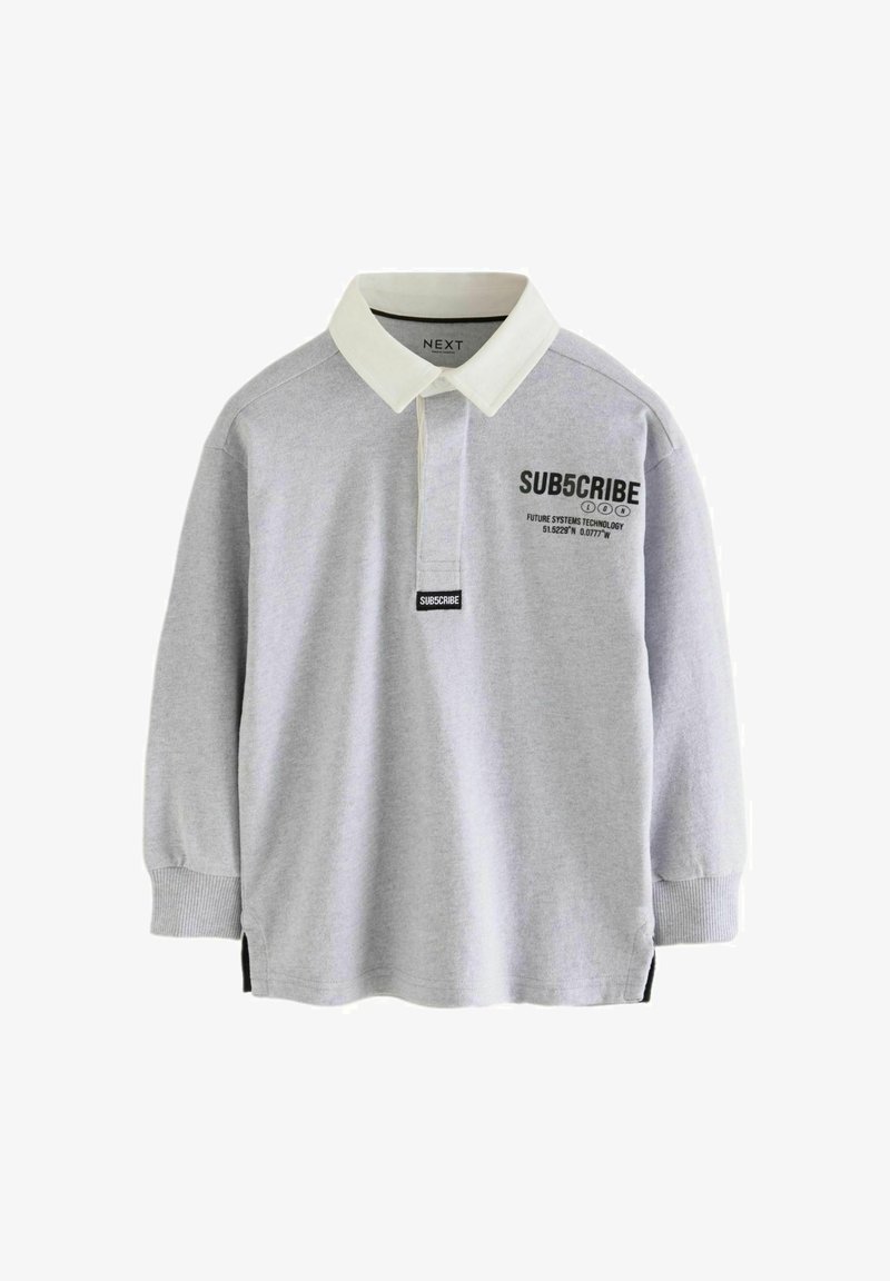 Szürke, hosszú ujjú pólóing, fehér gallérral, fekete felirattal és logóval a bal mellrészen, bordázott mandzsetta és oldalsó hasítékokkal.