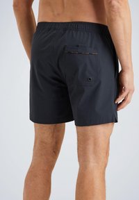 Shorts de bain noirs avec une taille élastique, poche arrière avec fermeture à bouton et une texture en tissu lisse et légère.