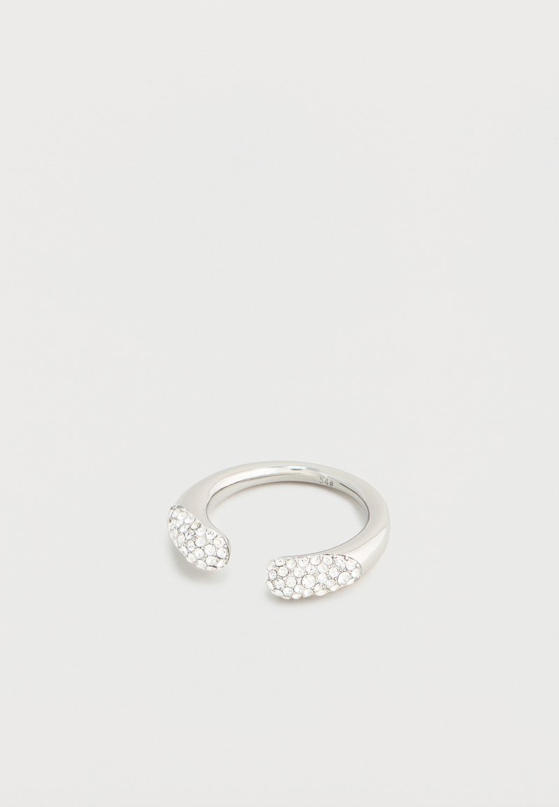 Ασημένιο δαχτυλίδι ανοιχτού τύπου με δύο στρογγυλεμένα άκρα διακοσμημένα με μικρά καθαρά κρύσταλλα σε απλό φωτεινό φόντο.