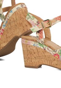 Wedge sandalen met een kurken basis, meerkleurige bloemenpatroonbanden en een gouden sluiting, voorzien van een gladde beige voering.