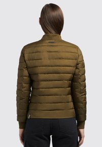 Puffer jacket in olijfgroen met horizontale stiksels, elastische manchetten en een staande kraag. Gladde textuur en minimale branding op de achterkant.