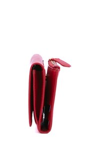 Portefeuille en cuir rouge avec une texture lisse, doté d'une fermeture éclair et de deux compartiments, visiblement compact avec un profil mince.