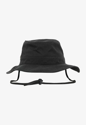 Sombrero de cubo negro con una tela texturizada, ala ancha y correa ajustable para la barbilla. Presenta un logo sutil en el lado.