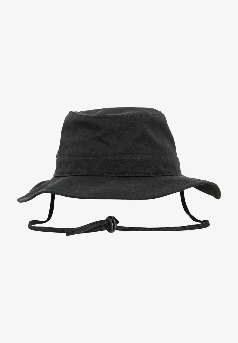 Chapeau seau noir avec un tissu texturé, un large bord et une sangle de menton ajustable. Il présente un logo discret sur le côté.