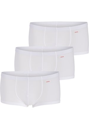 Drei Paar weiße Baumwoll-Boxershorts mit einer figurbetonten Passform, ausgestattet mit einem weichen, elastischen Bund und einem kleinen roten Markensymbol auf der Vorderseite.