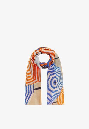 Licht stoffen sjaal met oranje en blauwe gestreepte paraplupatronen, opgevouwen en gedrapeerd tegen een witte achtergrond.