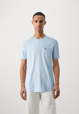 Maglietta in cotone azzurro chiaro con maniche corte, dotata di taschino sul lato sinistro e piccola ricamo di una farfalla gialla sulla tasca.