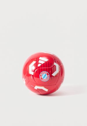 Pallone da calcio rosso con il logo del FC Bayern Monaco e motivi geometrici bianchi su uno sfondo chiaro e semplice.