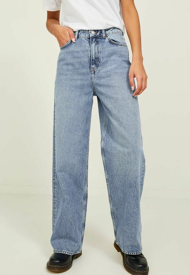 Jeans azzurri a vita alta con una vestibilità rilassata e gambe larghe. Realizzati in denim, con chiusura frontale a bottone e tasche laterali.