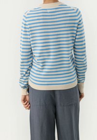 Pull striped beige et bleu avec col rond et manches longues, doté de poignets et d'ourlet côtelés. Texture lisse et coupe décontractée.