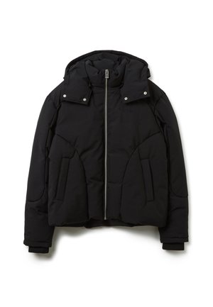 Doudoune noire avec capuche, fermeture éclair et boutons-pression. Dispose de deux poches latérales et d'une texture matelassée pour l'isolation.