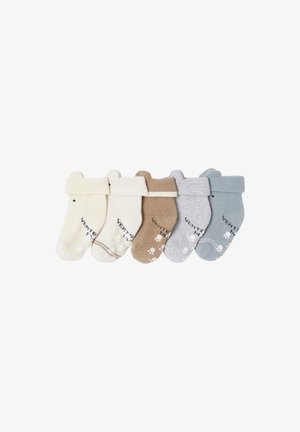 Fünf Paar gefaltete Babysocken in Creme, Beige, Braun, Grau und Blau mit rutschfesten Pfotenabdrücken auf den Sohlen.