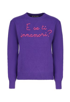 Fioletowy sweter z dzianiny z różowym tekstem pisaną kursywą "E se ti innamori?" na piersi oraz ściągaczami na rękawach i u dołu.