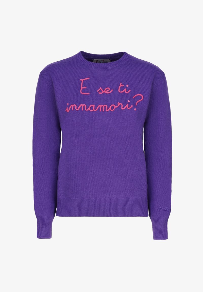 Pull en maille violet avec texte rose en écriture cursive « E se ti innamori ? » sur la poitrine et poignets et ourlet côtelés.