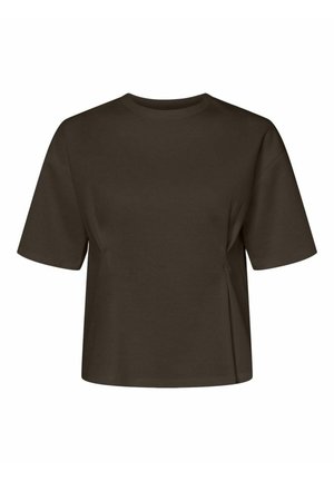Brun kortärmad T-shirt gjord av mjukt tyg, med avslappnad passform, rund halsringning och sidsprickor för ökad rörelsefrihet.