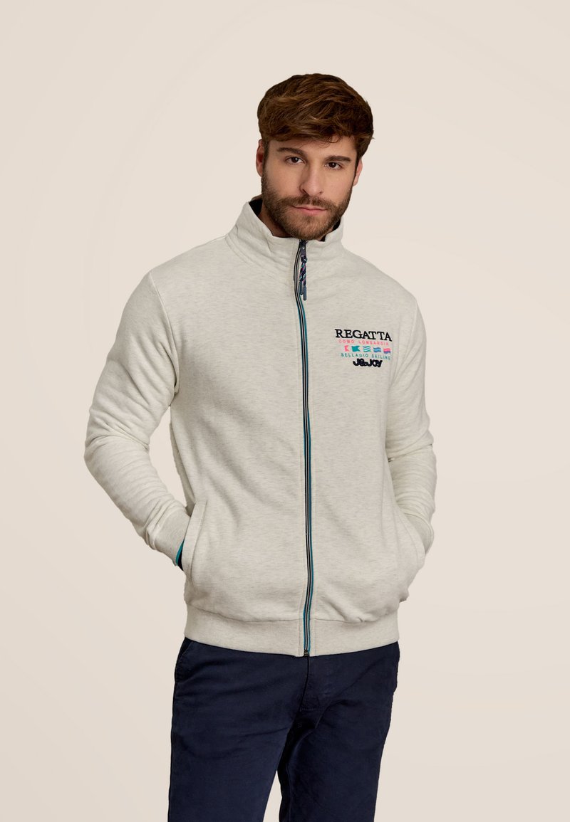 Lichtgrijze fleece hoodie met ritssluiting en opstaande kraag; voorzien van contrasterende blauwe rits en zakken; versierd met het "REGATTA"-logo en kleurrijke accenten.