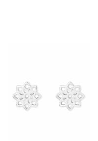 Pendientes de plata en forma de flor con diseños recortados y un agujero central. Textura suave, pétalos simétricos que añaden un detalle intrincado.