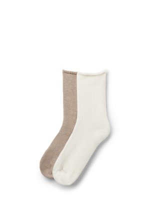 Paire de chaussettes mi-mollet, une beige et une blanche, posées à plat sur un fond blanc.