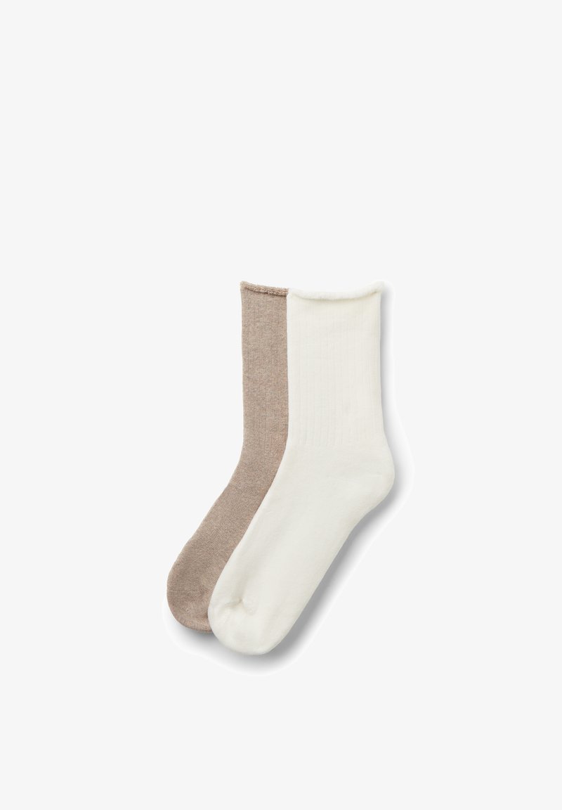 Een paar sokken tot halverwege de kuit, één beige en één wit, plat uitgespreid op een witte achtergrond.