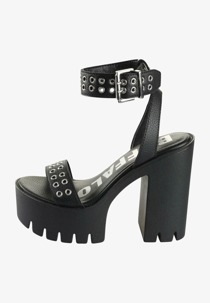 Svarta plattformssandaler med en bred rem med silveröglor, ankelspänne och en chunky, strukturerad klack.