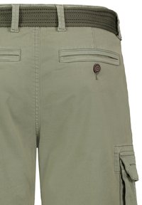 Cargohosen aus olivgrünem Baumwollstoff, mit einem gewebten Gürtel, Gesäßtaschen mit Knopfverschluss und seitlichen Cargotaschen. Glatte Textur.