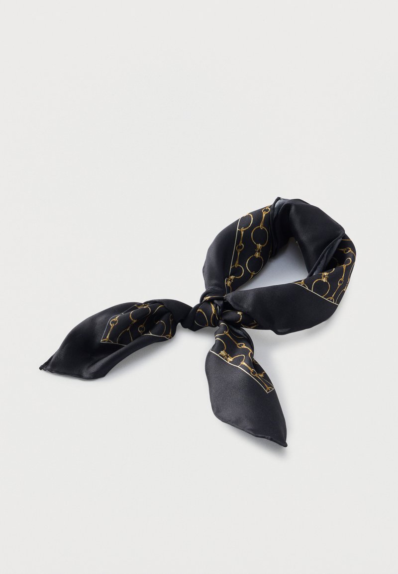 Čierny hodvábny šál s motívom zlatého reťazového vzoru, zviazaný do uzla s dvoma voľnými koncami. Hladká textúra a obdĺžnikový tvar.