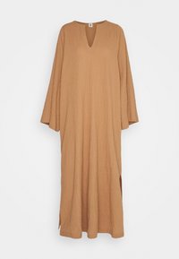 Longue robe ample couleur beige avec tissu texturé, encolure en V, manches longues larges et fentes latérales à l'ourlet.