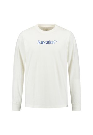 Valkoinen pitkähihainen T-paita, joka on valmistettu puuvillasta ja jossa on sininen "Suncation™" -logo rinnassa. Yksinkertainen muotoilu ja pyöreä pääntie.