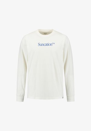 Valge pikkade varrukatega T-särk, mis on valmistatud puuvillast, koos sinise "Suncation™" logoga rinnas. Lihtne disain ja ümmargune kaelus.