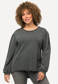 Tmavě šedý, dlouhý rukáv, top s kulatým výstřihem, mírně oversized střih, nabírané detaily na ramenou a žebrované manžety.
