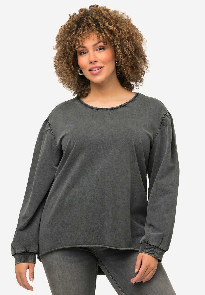 Tmavě šedý, dlouhý rukáv, top s kulatým výstřihem, mírně oversized střih, nabírané detaily na ramenou a žebrované manžety.