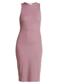 Robe tricotée sans manches, longueur genoux, ajustée, en rose poussiéreux, avec un col rond et sans embellissements visibles.