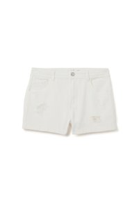 Shorts de mezclilla blanca con detalles desgastados, diseño de cinco bolsillos y cierre con botón. Presenta bordes deshilachados y un ligero desteñido.