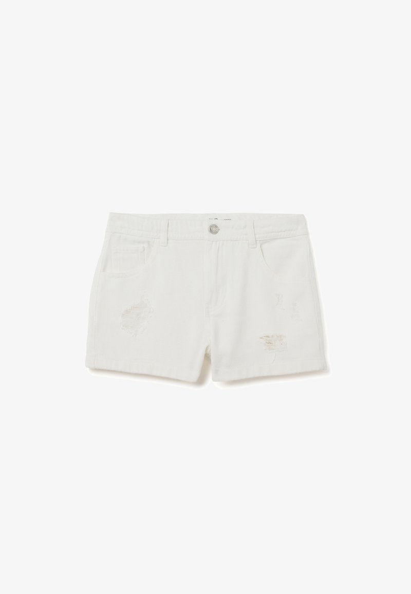 Shorts de mezclilla blanca con detalles desgastados, diseño de cinco bolsillos y cierre con botón. Presenta bordes deshilachados y un ligero desteñido.