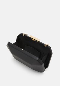 Musta clutch-laukku geometrisella muotoilulla, valmistettu teksturoidusta materiaalista, jossa on kultainen solki ja tilava sisustus, jossa on pieniä taskuja.