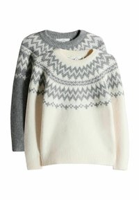 Due maglioni, uno grigio e uno crema, con un motivo a zigzag in grigio e bianco. Entrambi presentano colli e polsini a coste.