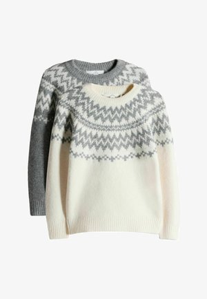 Suéter gris de punto con acentos en blanco, presenta un cuello redondo y puños acanalados. Las manos del modelo están entrelazadas.