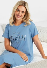 Ljusblå kortärmad nattsärk med texten "låt mig DRÖMMA som dag" och blommig detaljer. Mjuk, slät tyg och avslappnad passform.