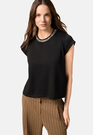Top corto nero a maniche corte con scollatura rotonda decorata con un bordo di strass trasparenti, caratterizzato da una vestibilità comoda e una texture morbida.