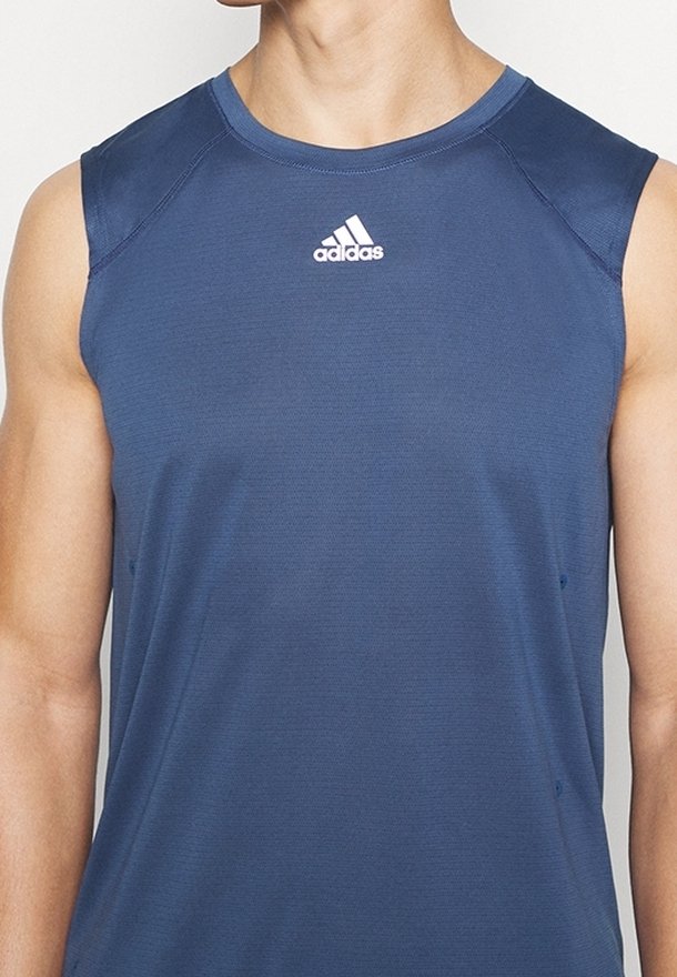 Námořnicky modr é sportovní tílko, lehká látka, bez rukávů, kulatý výstřih, na hrudi bílý logo Adidas, strukturovaný materiál.